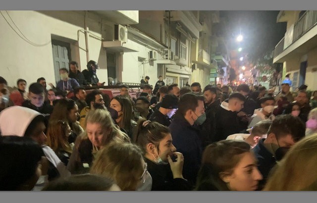 ΘΑΝΑΤΟΣ 3 ΠΑΙΔΙΩΝ ΣΤΗΝ ΠΑΤΡΑ: Πολιορκία στο σπίτι της Ρούλας Πισπιρίγκου από εξαγριωμένους κατοίκους