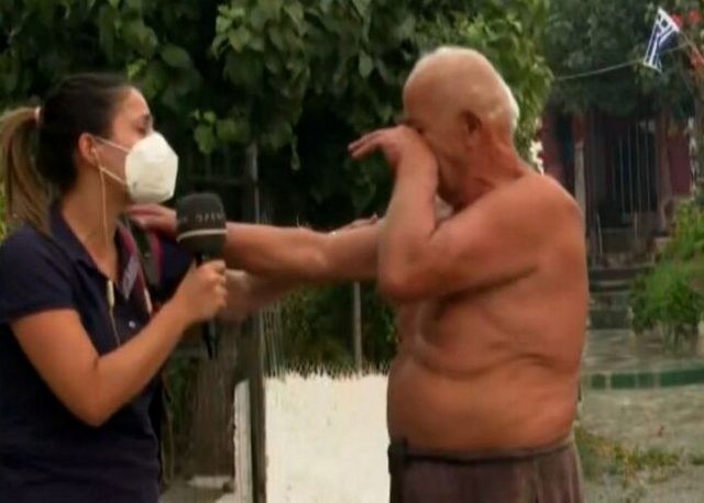 ΦΩΤΙΑ ΕΥΒΟΙΑ ΓΑΛΑΤΣΩΝΑ: Ηλικιωμένος κλαίει στον ώμο της δημοσιογράφου Ευλαμπίας Ρέβη (VIDEO)