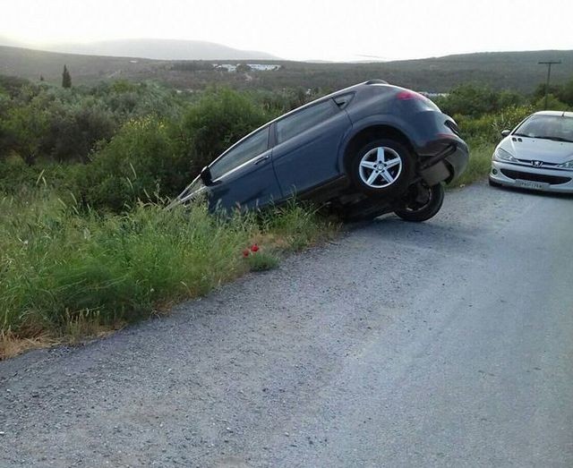 ΑΛΙΒΕΡΙ: Αυτοκίνητο βγήκε από το δρόμο