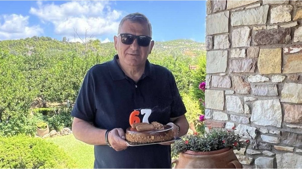 ΒΑΓΓΕΛΗΣ ΚΟΥΚΟΥΖΑΣ: Γενέθλια με τούρτα που αποκάλυψε την ηλικία του