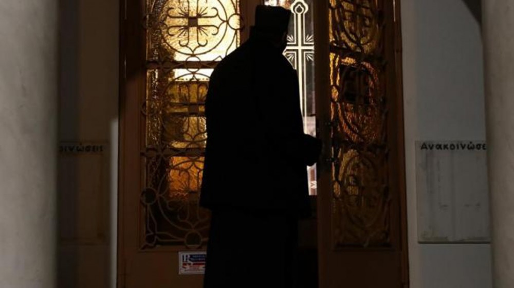 Ιερέας κλείδωσε για τρεις μέρες την κόρη του σε κρύπτη καμπαναριού - Η ίδια περιγράφει τον εφιάλτη που έζησε