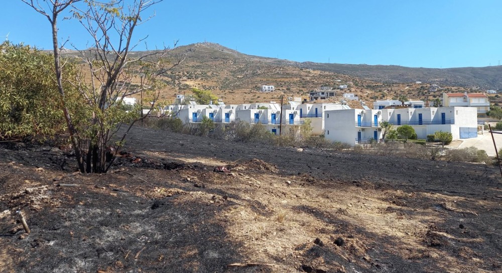ΑΕΤΟΣ ΚΑΡΥΣΤΟΥ: Ξέσπασε φωτιά δίπλα σε σπίτια