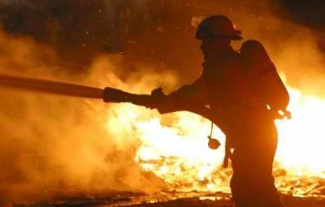 Tρία πύρινα μέτωπα μαύρισαν την Eύβοια
