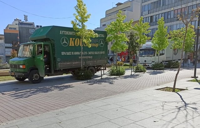 ΧΑΛΚΙΔΑ: Ογκώδη φορτηγά στην πλατεία πίσω από τα Δικαστήρια