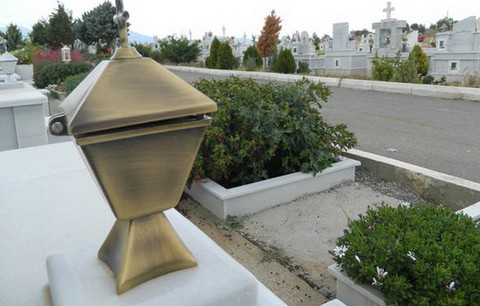 Μπήκε στο νεκροταφείο και έκλεβε τα καντήλια