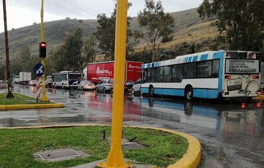 Σημειωτόν η κίνηση στον Αγιο Στέφανο- Τροχαίο με εμπλοκή δημοτικού απορριμματοφόρου (video)
