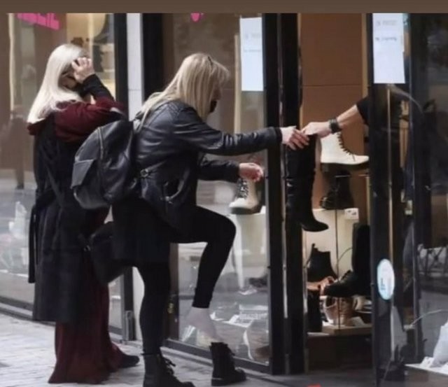 Η φωτογραφία με γυναίκα να δοκιμάζει παπούτσια έφερε την αντίδραση του Άδωνι Γεωργιάδη