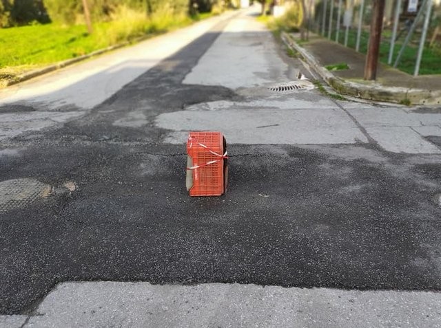 ΛΑΜΨΑΚΟΣ: Ο δρόμος έπαθε καθίζηση και για σήμανση έβαλαν ένα καφάσι!