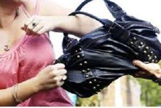 Σεσημασμένο κλεφτρόνι βούτηξε τσάντα ηλικιωμένης