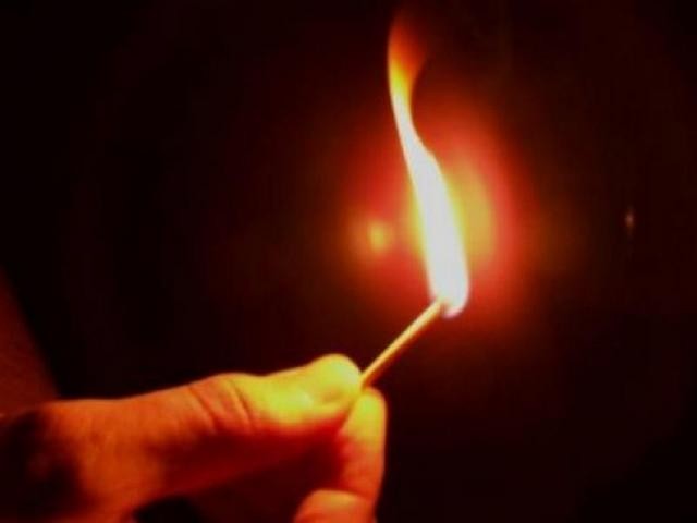 Προσπάθησε να κάψει την επιχείρηση του κουμπάρου και παιδικού του φίλου!