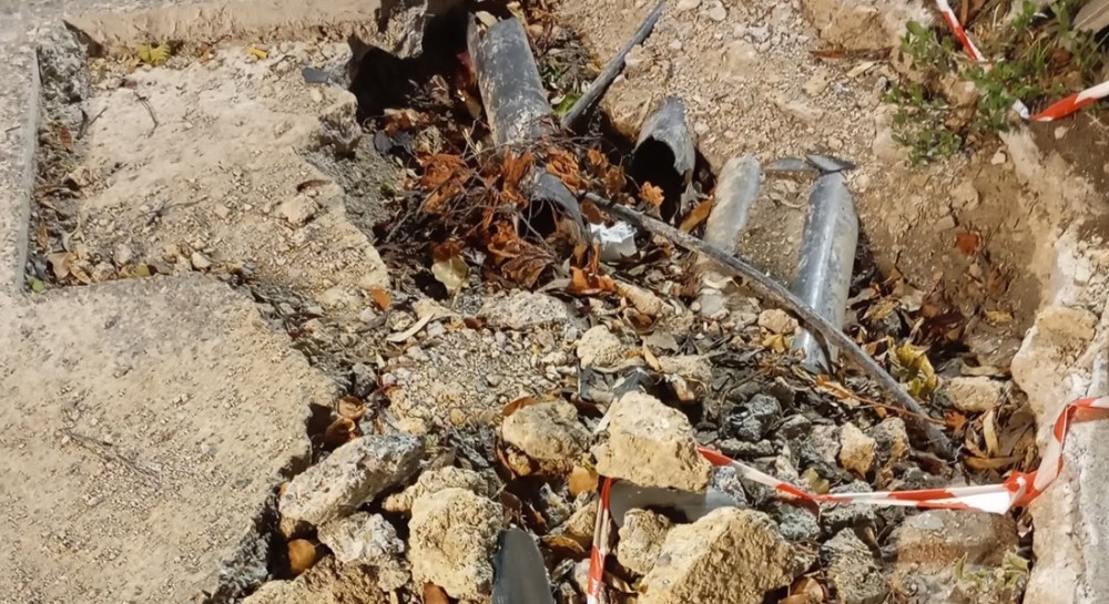 ΧΑΛΚΙΔΑ ΠΛΑΤΕΙΑ ΦΡΙΖΗ: Επικίνδυνη παγίδα για οδηγούς και πεζούς