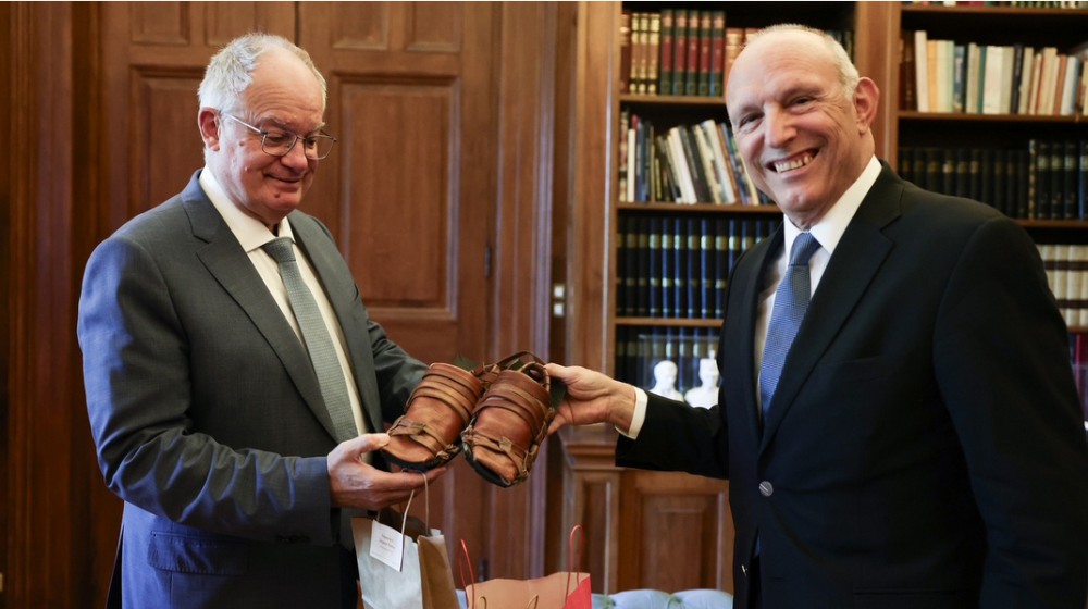 Ο Δήμαρχος Σκύρου με τα παπούτσια στα χέρια στο Προεδρικό Μέγαρο