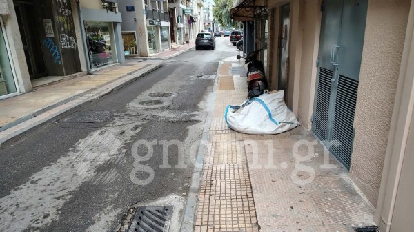 ΧΑΛΚΙΔΑ: Σάκος με άμμο και δίκυκλο πάνω στο πεζοδρόμιο στην οδό Κακαρά