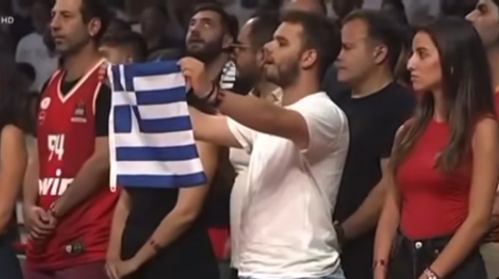 Ο πρόεδρος του ΑΟ Καρύστου Παύλος Αλεξανδρής με ελληνική σημαία στο ΣΕΦ