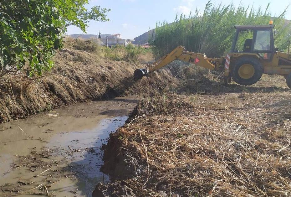 Καθαρίζουν τα κανάλια σε Λιανή Αμμο και Αγία Ελεούσα