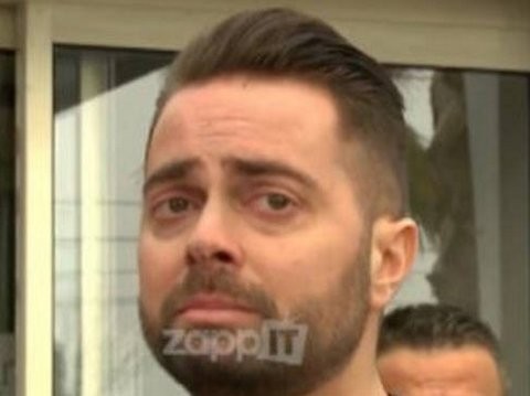 Ο Ηλίας Βρεττός φωτογραφίζει το πόδι του