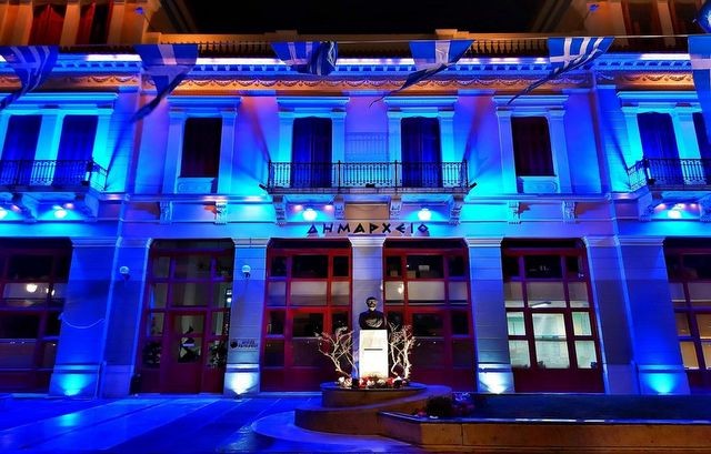 Ο Δήμος Χαλκιδέων φωτίζει μπλε το Δημαρχιακό Μέγαρο Κότσικα