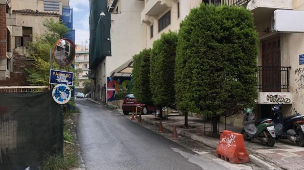 ΧΑΛΚΙΔΑ: Άβατο το πεζοδρόμιο για τους πεζούς στην οδό Τραπεζουντίου και Βαρατάση
