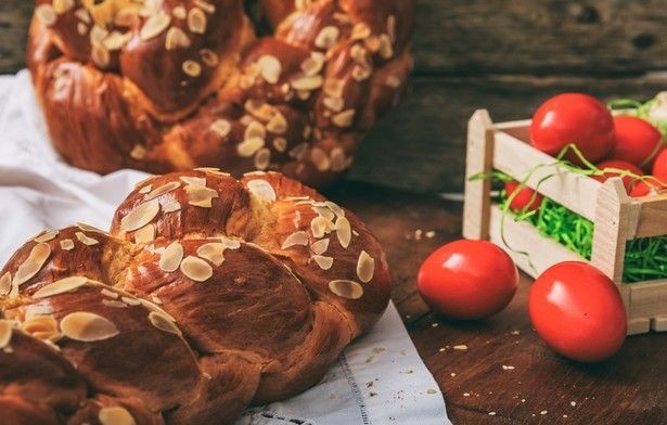 Έχετε σκεφτεί γιατί πλάθονται τα τσουρέκια πλεξούδα;