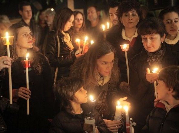 Δείτε πως θα καθαρίσετε τα ρούχα σας αν πέσει πάνω κερί (VIDEO)