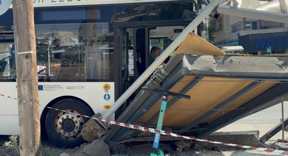 ΘΕΣΣΑΛΟΝΙΚΗ: Ηλεκτρικό λεωφορείο έπεσε σε στάση - Τρεις τραυματίες