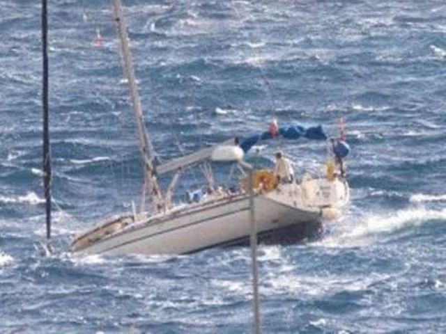 ΠΕΤΡΙΕΣ ΕΥΒΟΙΑΣ: Ακυβέρνητο ιστιοφόρο λόγω βλάβης με δύο επιβαίνοντες