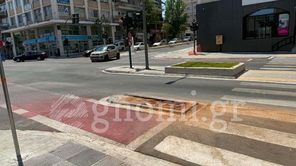 ΛΕΩΦΟΡΟΣ ΒΕΝΙΖΕΛΟΥ-ΧΑΛΚΙΔΑ: Τα ΙΧ πέφτουν πάνω στο παρτέρι το ένα μετά το άλλο