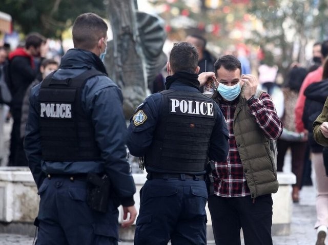 ΚΟΡΩΝΟΪΟΣ: Συνεχίστηκαν παρά την κακοκαιρία οι έλεγχοι για μη χρήση μάσκας