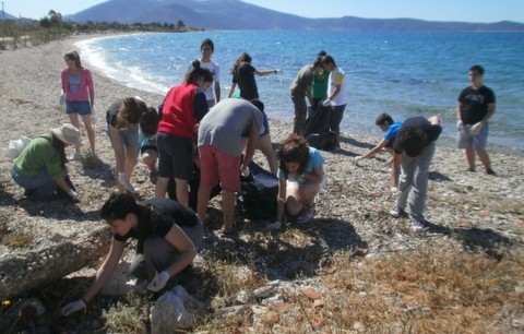 Τους έδωσαν μόνο δύο ώρες διορία, για να καθαρίσουν τις ακτές