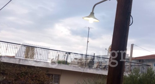 ΧΑΛΚΙΔΑ - ΚΑΝΗΘΟΣ: Τζάμπα καίει η λάμπα του Δημοτικού Φωτισμού
