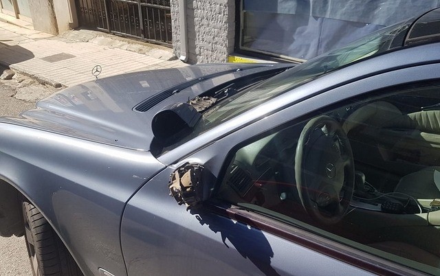 Έσπασε τους καθρέπτες σε 11 αυτοκίνητα 16χρονος Έλληνας