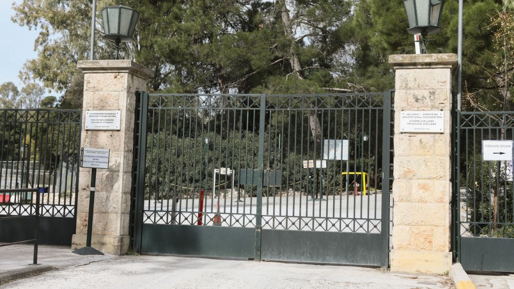 ΚΟΛΛΕΓΙΟ ΑΘΗΝΩΝ: Προσήχθη ο υπάλληλος ασφαλείας που κατήγγειλε εισβολή αγνώστων με μαχαίρια