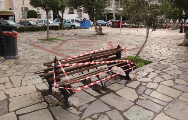 ΧΑΛΚΙΔΑ: Διαλυμένο παγκάκι μέσα στις γιορτές σε κεντρικό σημείο της πόλης