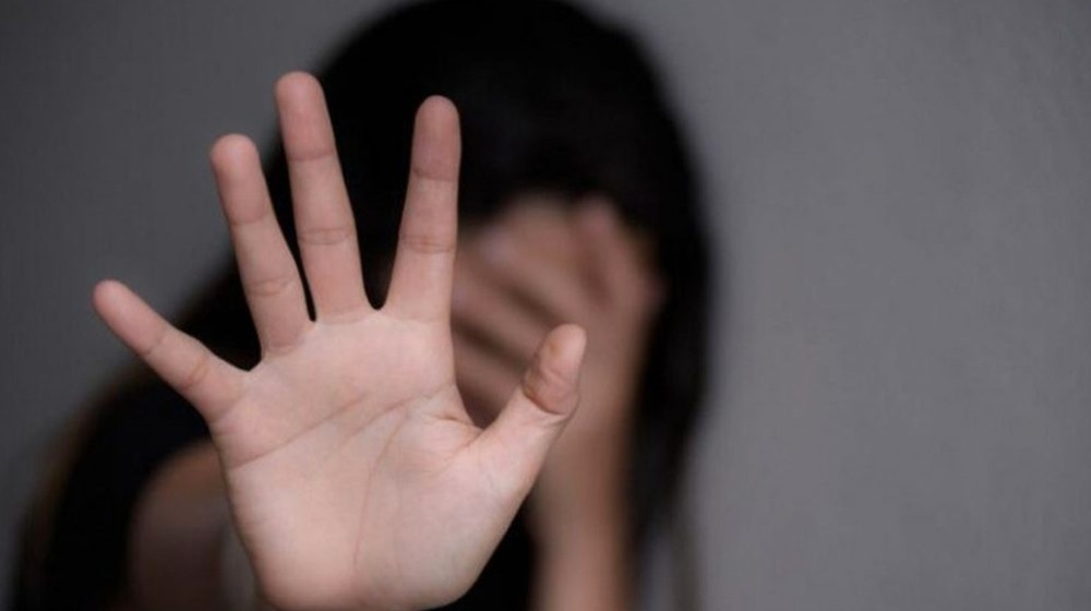 14χρονη Ελληνίδα προσφέρθηκε να φιλοξενήσει σπίτι της 17χρονο Αιγύπτιο και κατήγγειλε ότι τη βίασε