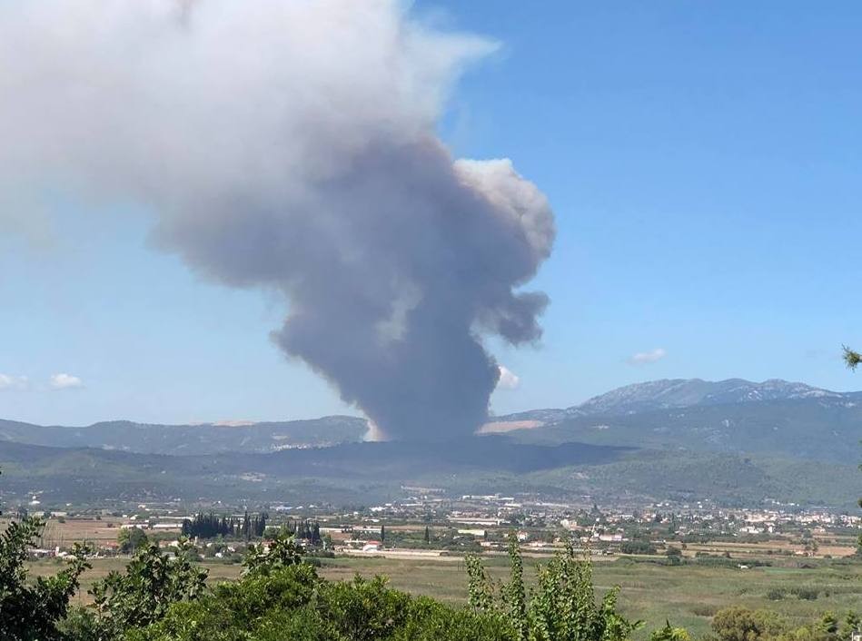 Μεγάλη φωτιά στο Κοντοδεσπότι του Δήμου Διρφύων Μεσσαπίων -Εκκενώθηκε το χωριό (φωτό)