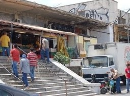 Τα μαρμάρινα σκαλιά, ο ελληνικός καφές και τα αμπελόφυλλα της γιαγιάς