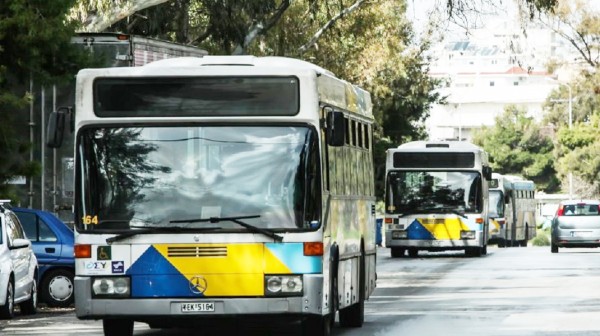 ΚΑΤΑΓΓΕΛΙΑ ΓΙΑ ΑΣΤΙΚΟ ΚΤΕΛ ΧΑΛΚΙΔΑΣ: Ο οδηγός μιλούσε στο κινητό και δεν σταμάτησε σε στάση