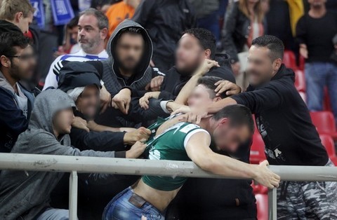 Ξυλοκόπησαν φίλαθλο που φορούσε φανέλα του Παναθηναϊκού στο Καραϊσκάκη (VIDEO)