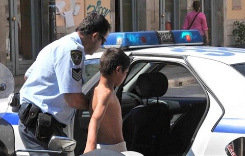 Τρεις πιτσιρικάδες ρήμαξαν σπίτια, σχολεία και ΚΑΠΗ