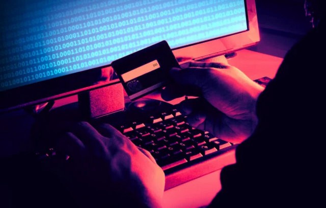 ΑΣΤΥΝΟΜΙΑ: Πέντε απατεώνες καρπώθηκαν 100.961 ευρώ από απάτες που σχετίζονται με το ηλεκτρονικό εμπόριο
