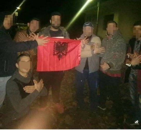 Νεαροί σχημάτισαν τον αλβανικό αετό μπροστά από ελληνικό γυμνάσιο