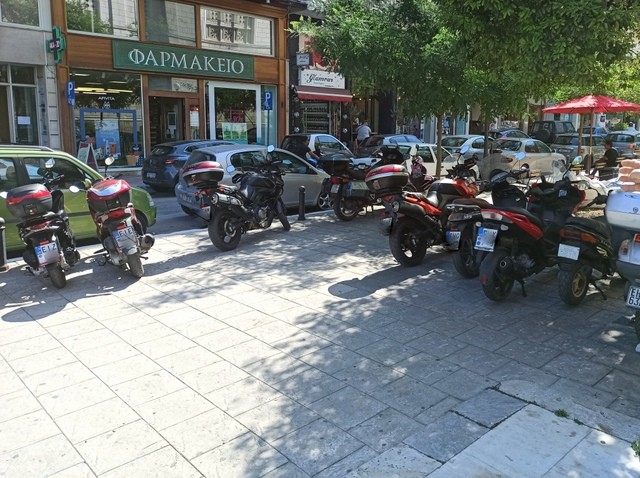ΧΑΛΚΙΔΑ: Όργιο παράνομου παρκαρίσματος δικύκλων γύρω από την εκκλησία του Αγίου Νικολάου