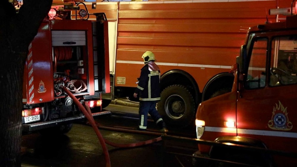 ΑΡΤΑΚΗ: Άρπαξαν φωτιά τρία σταθμευμένα αυτοκίνητα τη νύχτα της Τρίτης