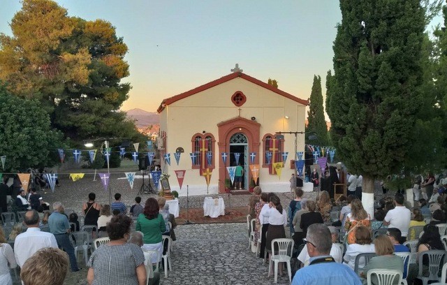 ΧΑΛΚΙΔΑ: Λαμπρή γιορτή με πλήθος κόσμου στο γραφικό εκκλησάκι στο Κάστρο του Καράμπαμπα