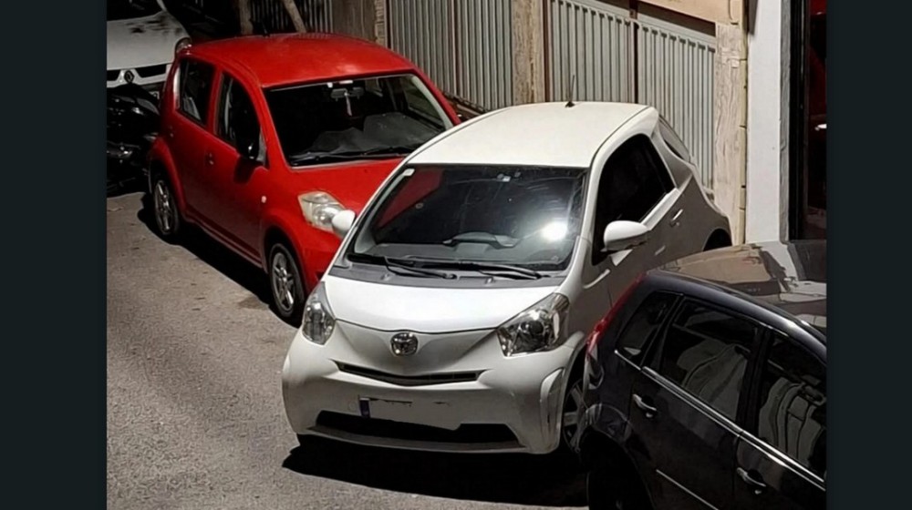 Άλλο ένα ...εντυπωσιακό παρκάρισμα σε δρόμο της Χαλκίδας