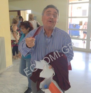 Ο Γιώργος Κωνσταντίνου με τη χτένα για να έχει το μαλλί στην πένα!