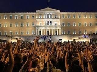 Γεμίζει το Σύνταγμα από διαμαρτυρόμενους πολίτες