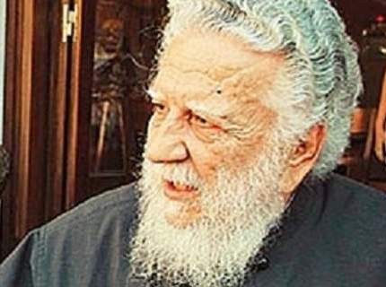 Πέθανε ο ανυπότακτος ιερέας που είχε τελέσει την κηδεία του Νίκου Καζαντζάκη