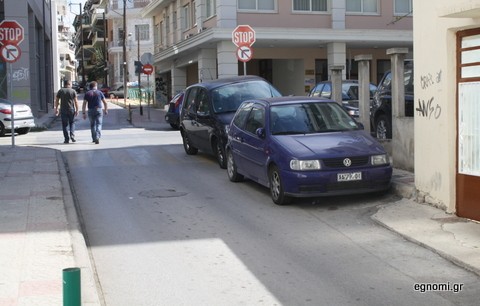 Παράνομα και ανάποδα παρκαρίσματα στην οδό Κουκούλη