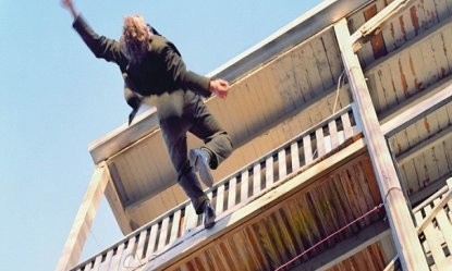 59χρονη έπεσε από μπαλκόνι και σκοτώθηκε